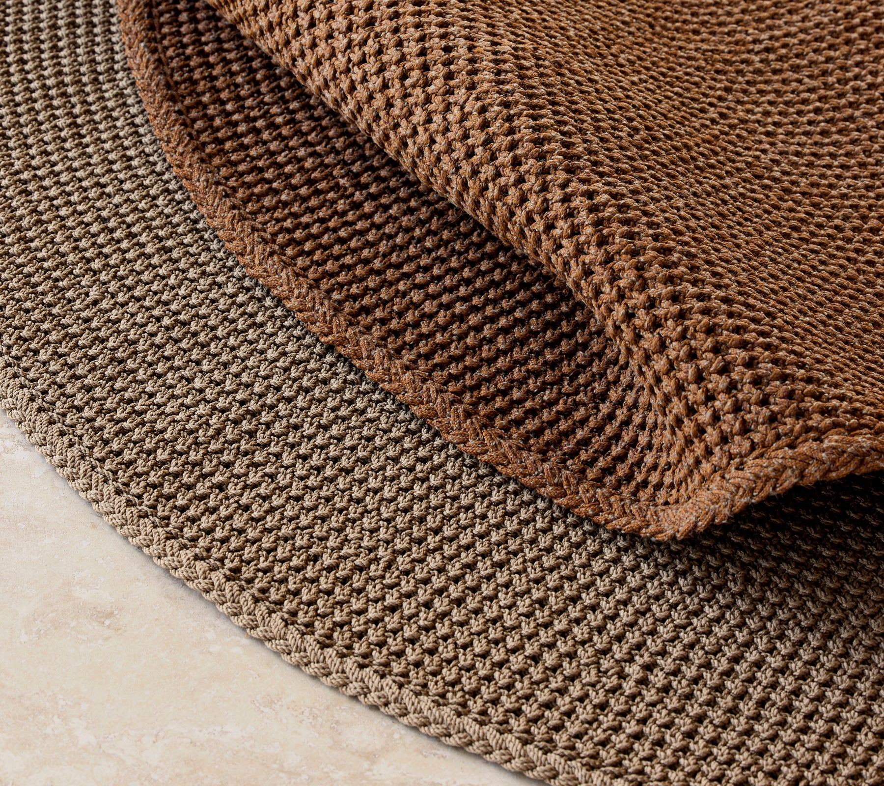 Knit rug with a diameter of 200 cm, featuring a textured brown design and layered appearance.